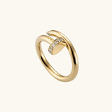 Luxuriöser goldener Nagelring
