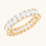Ein goldener Ring in Würfelform.