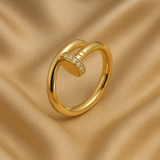 Luxuriöser goldener Nagelring