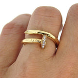 Luxuriöser goldener Nagelring