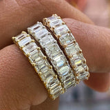 Ein goldener Ring in Würfelform.